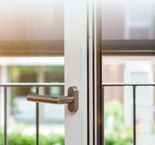 Как установить двойную ручку на балконную дверь? - фото